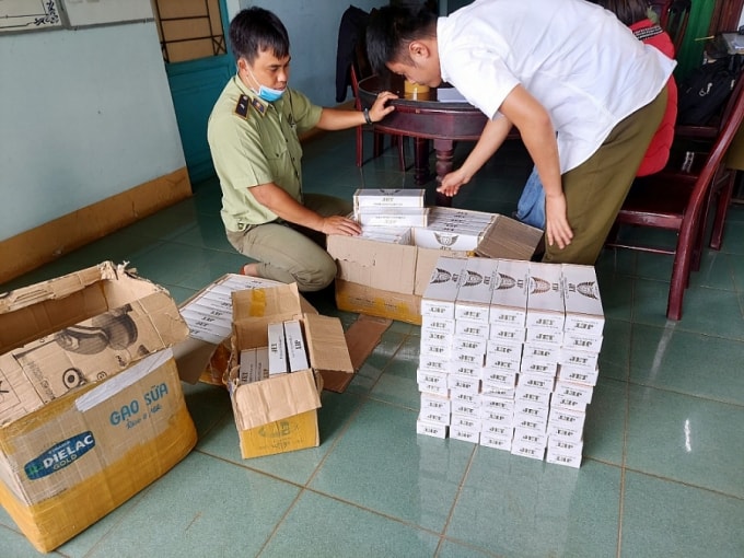 Lực lượng quản lý thị trường tạm giữ số lượng lớn thuốc lá điếu nhập lậu.