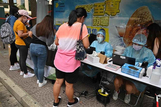 Một điểm xét nghiệm COVID-19 tại Hong Kong, Trung Quốc, ngày 1/5/2021. Ảnh: AFP