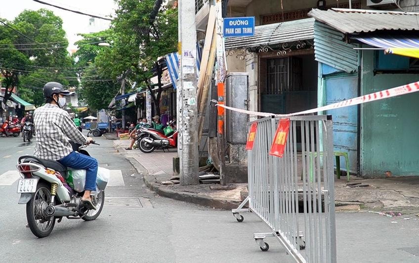 Lực lượng chức năng căng dây phong tỏa đường Phan Chu Trinh vào sáng 10/6. Ảnh: TL