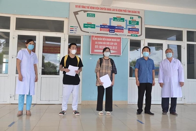Hai bệnh nhân mắc Covid-19 được tại Quảng Trị được xuất viện. Ảnh: kinhtedothi.vn