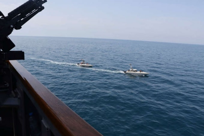 Tàu của Hải quân Iran tiếp cận gần với Hải quân Mỹ. Ảnh: US NAVY