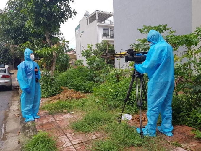Nhà báo Trần Thị Thanh Huyền - Đài PTTH Bắc Giang tác nghiệp ở một khu vực cách ly.