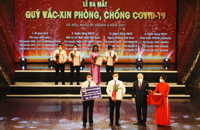 Đại diện Agribank, đồng chí Phạm Đức Ấn - Bí thư Đảng ủy, Chủ tịch HĐTV Agribank trao ủng hộ 60 tỷ đồng Quỹ Vắc - xin phòng chống Covid-19.
