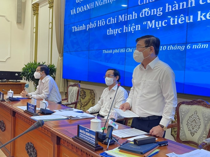 Chủ tịch Nguyễn Thành Phong (đứng) gặp gỡ các doanh nghiệp.