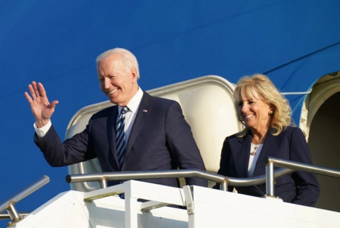 Tổng thống Hoa Kỳ Joe Biden và đệ nhất phu nhân Jill Biden xuống máy bay Không lực Một khi họ đến RAF Mildenhall trước thềm Hội nghị thượng đỉnh G7, gần Mildenhall, Anh ngày 9 tháng 6 năm 2021 - Ảnh: REUTERS