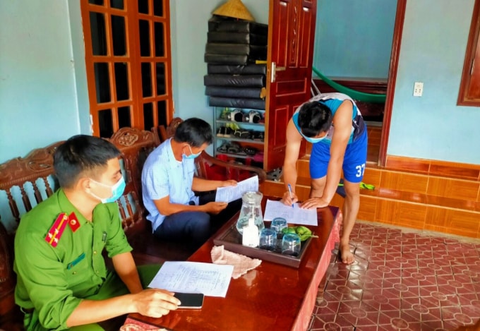 Công an xã Kỳ Phú (huyện Kỳ Anh, Hà Tĩnh) xử phạt công dân không thực hiện cách ly tại nhà