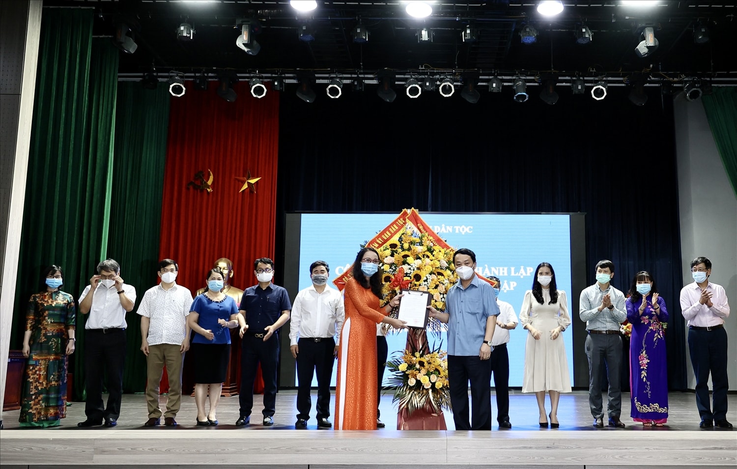 Bộ trưởng, Chủ nhiệm Hầu A Lềnh tặng hoa chúc mừng các thành viên Hội đồng Biên tập Tạp chí Dân tộc. Ảnh: Hoàng Qúy