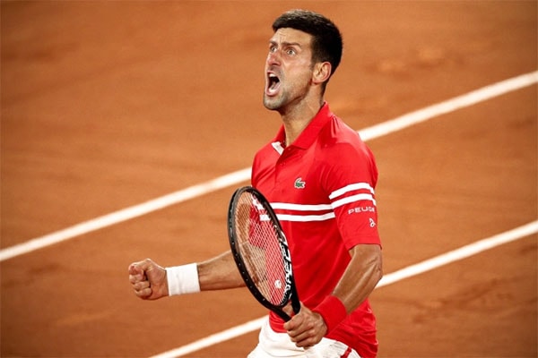 Djokovic phấn khích hét lớn sau khi vượt qua Berrettini ở tứ kết Pháp Mở rộng tối 9/6. Ảnh: EPA