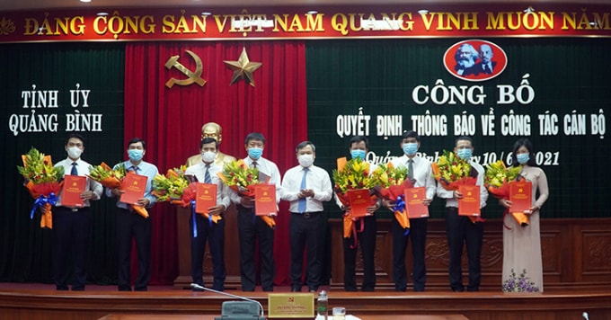 Bí thư Tỉnh ủy Quảng Bình Vũ Đại Thắng tặng hoa và trao quyết định cho 8 cán bộ được bổ nhiệm.