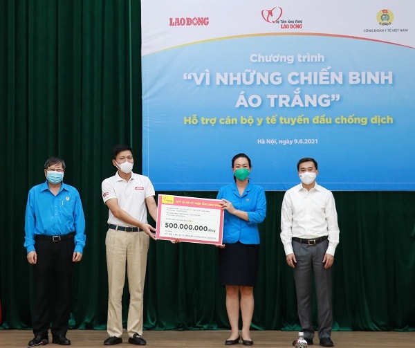 Đồng chí Phạm Thanh Bình, Chủ tịch Công đoàn Y tế Việt Nam đón nhận tình cảm từ những tấm lòng nhân ái. Ảnh: NN
