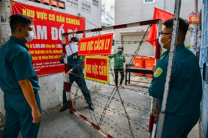 Lực lượng chức năng đã kéo rào chắn, gỡ phong tỏa hẻm 415 Nguyễn Văn Công, phường 3, quận Gò Vấp. Ảnh: Zingnews.vn