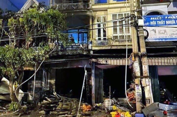 Ngôi nhà 4 tầng bị cháy hoàn toàn. Ảnh: Zingnews.vn