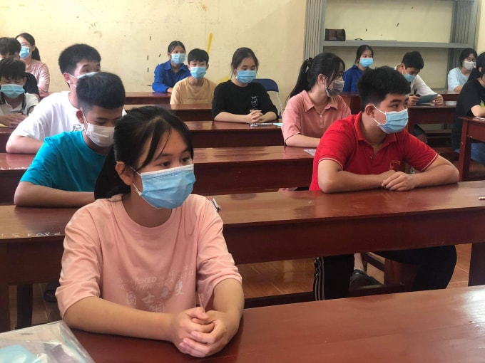 Thực hiện nghiêm việc đeo khẩu trang, bố trí giãn cách đúng theo quy định.