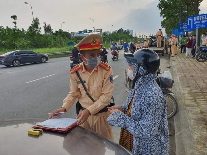 Tổ công tác lập biên bản người vi phạm.