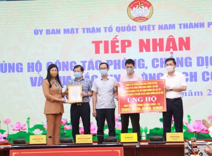 Bà Nguyễn Lan Hương và ông Hà Minh Hải - Phó Chủ tịch UBND TP Hà Nội tiếp nhận ủng hộ của các đơn vị.