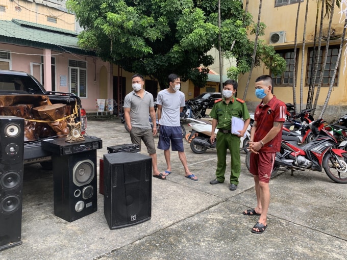 Các đối tượng (từ trái qua phải): Tân, Hải, Long, Quân và các tang vật thu được.