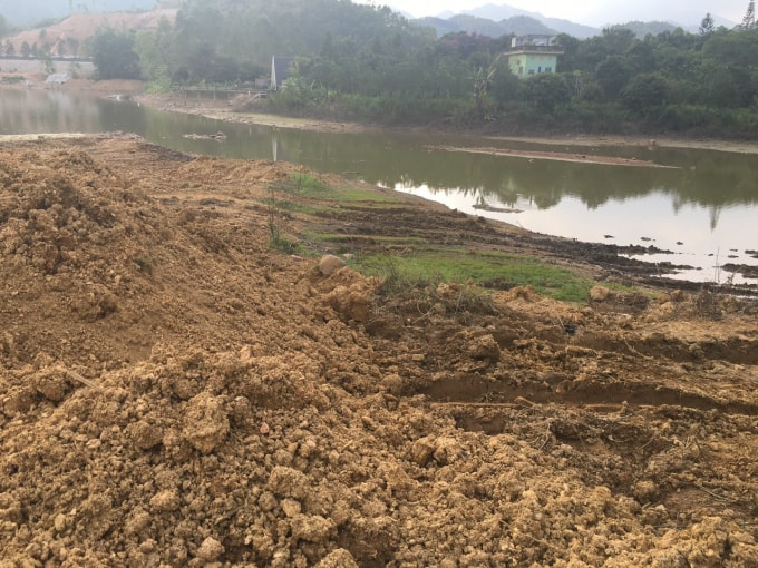 Hồ thủy lợi Trại Trâu bị biến dạng. Ảnh: Người dân cung cấp.