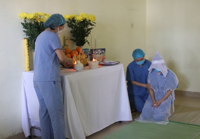 Ban thờ vong ngay tại khu cách ly để điều dưỡng Hà Thị Trinh có thể bái vọng người mẹ đã mất (ảnh TL).