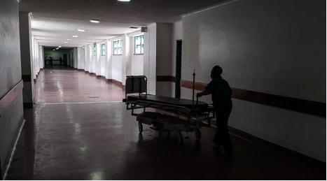 Một nhân viên y tế đẩy cáng qua hành lang của Bệnh viện Đại học Lâm sàng ở Caracas. (Nguồn: Pedro Mattey/AFP Photo).