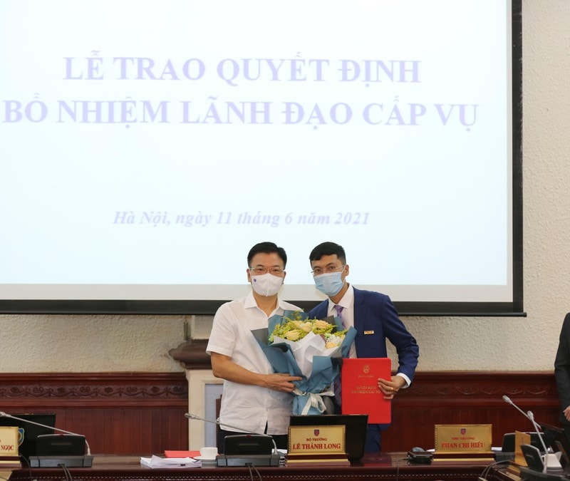 Bộ trưởng Lê Thành Long trao quyết định cho đồng chí Hà Ánh Bình. Ảnh: Thu Hằng
