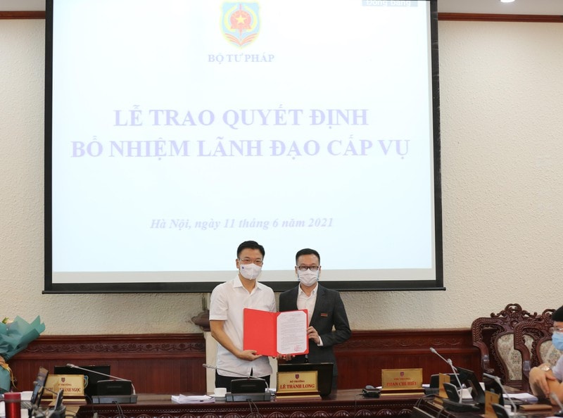 Bộ trưởng Lê Thành Long trao Quyết định cho đồng chí Trần Ngọc Hà. Ảnh: Thu Hằng