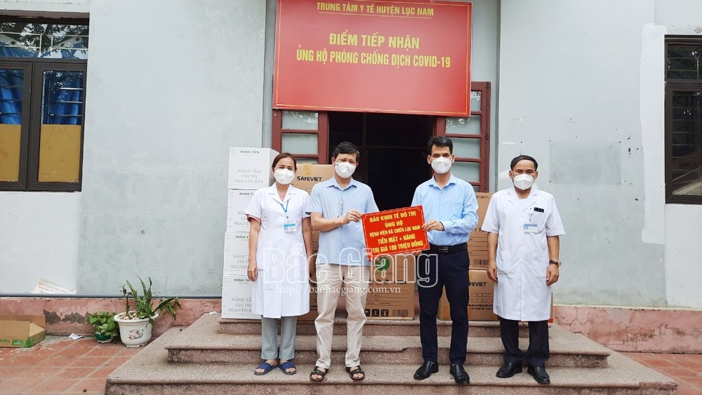 Đồng chí Cao Minh Ngọc, Phó Tổng Biên tập Báo Bắc Giang trao quà ủng hộ của Báo Kinh tế & Đô thị cho Trung tâm Y tế huyện Lục Nam. Ảnh: Công Doanh