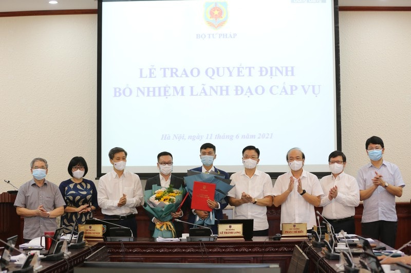 Lãnh đạo Bộ Tư pháp chúc mừng 2 Phó Tổng Biên tập vừa được bổ nhiệm. Ảnh: Thu Hằng