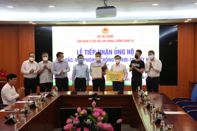 Đại diện TĐ Sun Group trao 300 tỷ cho Quỹ vắc-xin.