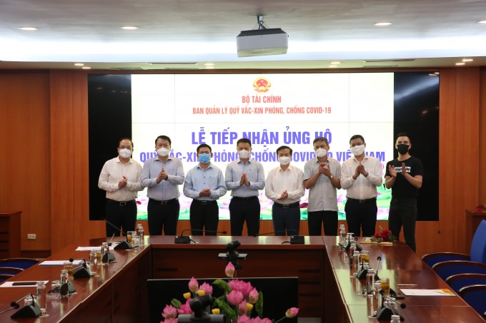 Lễ trao tặng cho cho Quỹ vắc-xin.