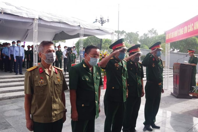 Đồng đội đến thắp hương cho các anh hùng liệt sĩ.