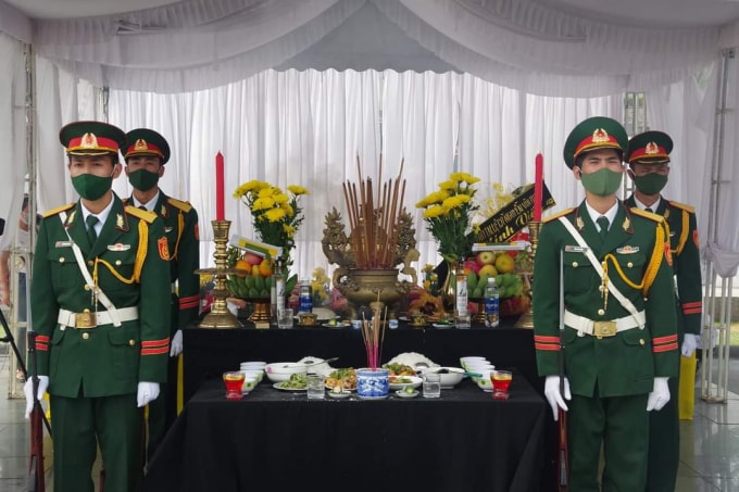 Lễ truy điệu được tổ chức theo nghi thức quân đội.