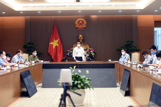 Phó Thủ tướng cho biết, cố gắng hết tháng 8/2021 sẽ tiêm xong cho toàn bộ công nhân trong các KCN trên cả nước.
