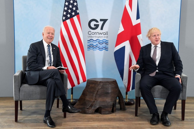 Thủ tướng Anh Boris Johnson (phải) gặp Tổng thống Mỹ Joe Biden trước thềm hội nghị thượng đỉnh G7 - Ảnh: Reuters
