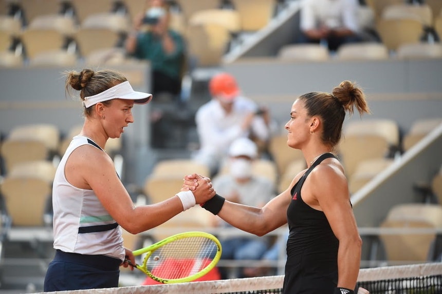 Krejcikova (trái) vào chung kết sau trận đấu kéo dài hơn 3 giờ. Ảnh: Roland Garros