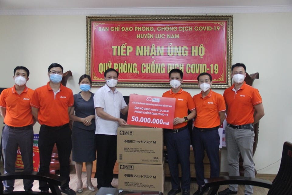 Đại diện Ngân hàng Thương mại cổ phần Hàng Hải Việt Nam và Hội Nhà báo tỉnh Bắc Giang trao tặng quà cho huyện Lục Nam và các doanh nghiệp tại khu công nghiệp Đình Trám và Song Khê - Nội Hoàng. Ảnh: Công Nguyên