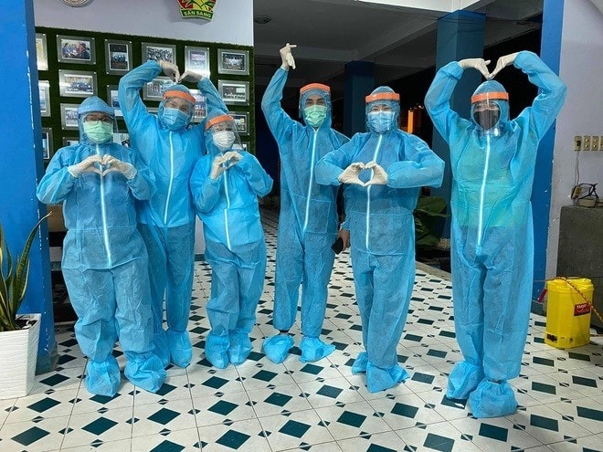 Các nghệ sĩ lạc quan và được bảo hộ cẩn thận khi tham gia hỗ trợ xét nghiệm ở TP. Hồ Chí Minh.