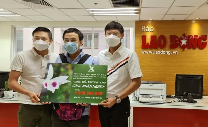 Quyền Linh tiếp tục là điểm sáng trong công tác ủng hộ phòng dịch khi đến trực tiếp cơ quan thường trú báo Lao Động để quyên góp quỹ