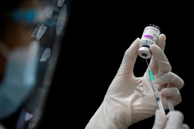 Một nhân viên y tế chuẩn bị một liều vắc xin AstraZeneca ở một phòng tập thể dục bên trong trung tâm mua sắm Siam Paragon, Bangkok, Thái Lan vào ngày 7 tháng 6 năm 2021. @ REUTERS