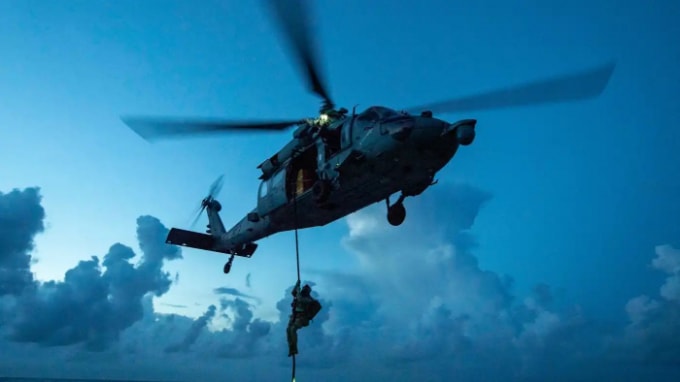 Một thủy thủ từ trực thăng MH-60S Sea Hawk trên tàu tuần dương tên lửa dẫn đường lớp Ticonderoga USS Shiloh ở Biển Philippines. Ảnh: Hải quân Hoa Kỳ