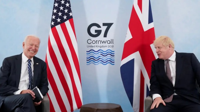 Tổng thống Hoa Kỳ Joe Biden cười khi gặp Thủ tướng Vương quốc Anh Boris Johnson tại Vịnh Carbis, Cornwall, Vương quốc Anh, vào ngày 10 tháng 6. © Reuters
