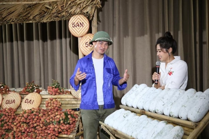 Nghệ sĩ Xuân Bắc trong bộ đồ giản dị cùng Hà Hương livetream bán nông sản cho bà con nông dân.
