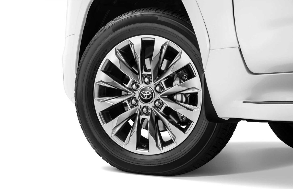 Toyota Land Cruiser 300. Ảnh: Motor1