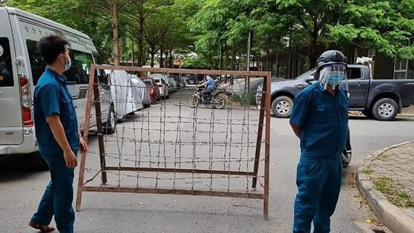 Lực lượng chức năng phong tỏa toà nhà A1, A2 thuộc cụm chung cư Ehome 3