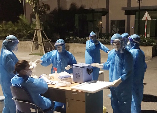 Ngay trong đêm cán bộ, nhân viên y tế nhanh chóng được huy động để lấy mẫu xét nghiệm.