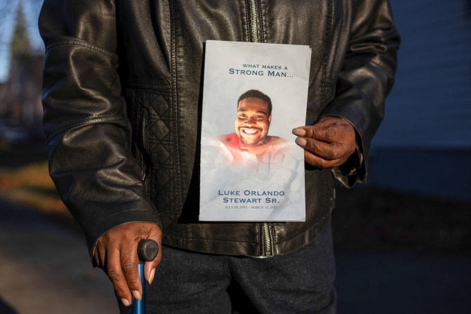 Mary Stewart giữ một cáo phó của con trai mình, Luke Stewart, ở Cleveland, Ohio, Hoa Kỳ, ngày 12 tháng 11 năm 2020. Reuters đã giành giải Pulitzer cho thể loại tường thuật về cuộc chiến với đại dịch COVID-19 - Ảnh: Megan Jelinger
