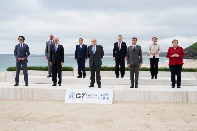 Các nhà lãnh đạo nhóm G7 và lãnh đạo EU chụp ảnh kỷ niệm tại khu nghỉ mát bên bờ biển Carbis Bay của Anh - Ảnh: Reuters