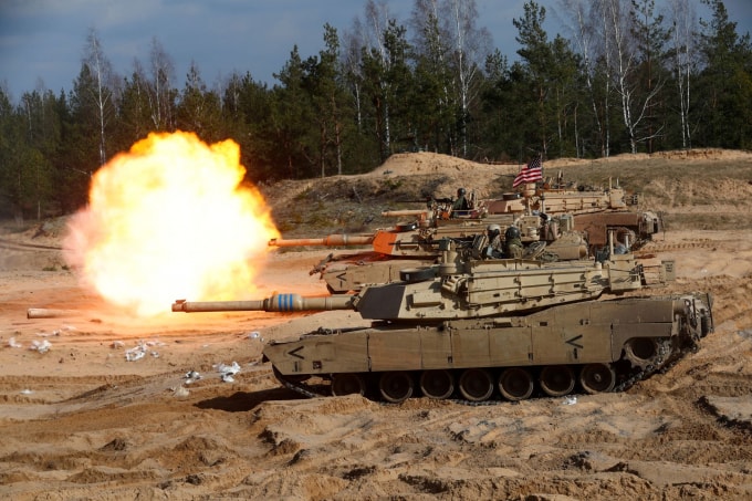 Xe tăng M1A1 Abrams của quân đội Hoa Kỳ khai hỏa trong cuộc tập trận quân sự tăng cường của nhóm chiến đấu Forward Presence của NATO năm 2021 ở Adazi, Latvia, ngày 26 tháng 3 năm 2021 - Ảnh: REUTERS / Ints Kalnins