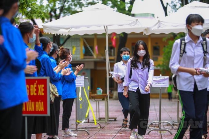 Nhiều học sinh bước ra khỏi điểm trường thi đều tự tin cho biết làm hầu hết được bài.