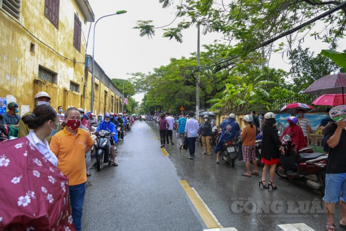Dọc 2 bên đường hướng về Trường THPT Minh Khai (Bắc Từ Liêm), mọi người đứng xếp hàng dài chờ đón con, em mình chuẩn bị thi xong.