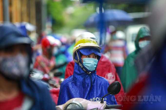 Ai cũng nóng ruột, chờ đợi không biết con mình làm bài có tốt không.